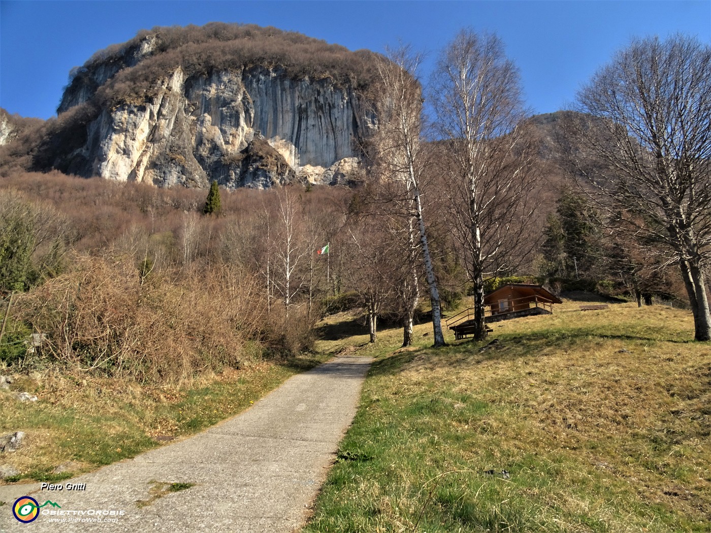 13 Risalendo la stradetta con vista in Corna Bianca .JPG